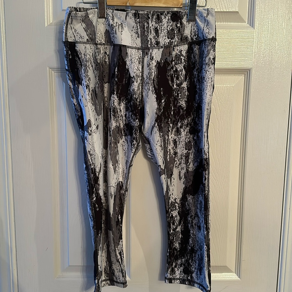 Black-and-white yoga pants
